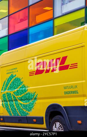 Almere, Niederlande - 17. September 2024: E-DHL-Postkurierwagen in Almere, Niederlande Stockfoto