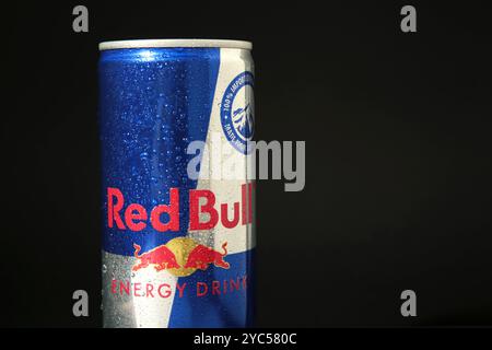 Mykolaiv, Ukraine - 2. Mai 2023: Red Bull Energy Drink in Dose mit Wassertropfen auf schwarzem Hintergrund. Draufsicht Stockfoto