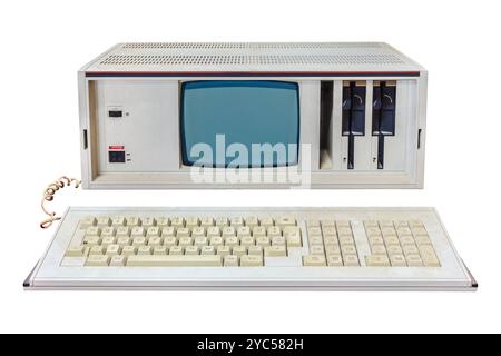 Tragbarer Desktop-Computer aus den 80er Jahren mit crt-Display und Diskettenlaufwerken auf weißem Hintergrund Stockfoto