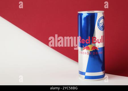 Mykolaiv, Ukraine - 2. Mai 2023: Red Bull Energy Drink in Dose mit Wassertropfen auf rot-weißem Hintergrund. Draufsicht Stockfoto