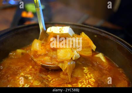 Kimchi-Eintopf ist eines der repräsentativen koreanischen Gerichte, ein würziger Eintopf aus Kimchi Stockfoto