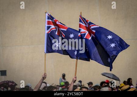 Canberra, Australien. Oktober 2024. Die Anhänger von Royals halten zwei australische Nationalflaggen. König Charles und Königin Camilla erhielten eine zeremonielle Begrüßung durch die australischen Truppen und trafen sich mit Mitgliedern der Öffentlichkeit auf dem Vorplatz des Parlamentsgebäudes in Canberra. Ihre Majesties werden vom 18. Bis 23. Oktober 2024 in Australien sein, was den ersten Besuch von König Charles in Australien als Souverän anbelangt. Quelle: SOPA Images Limited/Alamy Live News Stockfoto