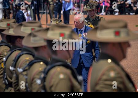 Canberra, Australien. Oktober 2024. König Charles wird während der zeremoniellen Begrüßung auf die australischen Truppen zugelaufen. König Charles und Königin Camilla erhielten eine zeremonielle Begrüßung durch die australischen Truppen und trafen sich mit Mitgliedern der Öffentlichkeit auf dem Vorplatz des Parlamentsgebäudes in Canberra. Ihre Majesties werden vom 18. Bis 23. Oktober 2024 in Australien sein, was den ersten Besuch von König Charles in Australien als Souverän anbelangt. Quelle: SOPA Images Limited/Alamy Live News Stockfoto