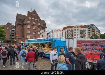 Hamburg, Deutschland - 17. Juli 2022: Touristen wandern und shoppen auf dem berühmten Hamburger Fischmarkt Stockfoto