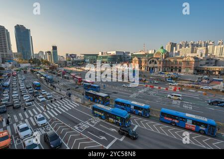 Seoul, Südkorea - 17. November 2022: Skyline der Stadt am Bahnhof Seoul im Herbst Stockfoto