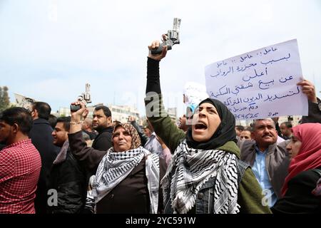 Tausende von Mitarbeitern der Palästinensischen Autonomiebehörde haben sich auf dem Al-Saraya-Platz im Zentrum von Gaza-Stadt versammelt, um die Entscheidung der Palästinensischen Autonomiebehörde, die Gehälter ihrer Mitarbeiter zu senken, anzuprangern. Der Protest hat stattgefunden, um die Wut über die Entscheidung der Palästinensischen Autonomiebehörde 8217 zum Ausdruck zu bringen und den Rücktritt der Regierung von Dr. Rami Hamdallah zu fordern Stockfoto