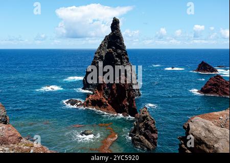 Scharfe vulkanische Felsformationen erheben sich aus dem tiefblauen Atlantik entlang der zerklüfteten Küste von Vereda da Ponta de São Lourenco Stockfoto