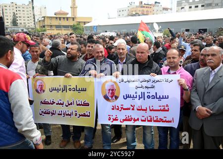 Tausende von Mitarbeitern der Palästinensischen Autonomiebehörde haben sich auf dem Al-Saraya-Platz im Zentrum von Gaza-Stadt versammelt, um die Entscheidung der Palästinensischen Autonomiebehörde, die Gehälter ihrer Mitarbeiter zu senken, anzuprangern. Der Protest hat stattgefunden, um die Wut über die Entscheidung der Palästinensischen Autonomiebehörde 8217 zum Ausdruck zu bringen und den Rücktritt der Regierung von Dr. Rami Hamdallah zu fordern Stockfoto