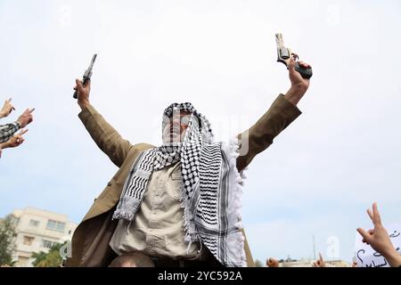 Tausende von Mitarbeitern der Palästinensischen Autonomiebehörde haben sich auf dem Al-Saraya-Platz im Zentrum von Gaza-Stadt versammelt, um die Entscheidung der Palästinensischen Autonomiebehörde, die Gehälter ihrer Mitarbeiter zu senken, anzuprangern. Der Protest hat stattgefunden, um die Wut über die Entscheidung der Palästinensischen Autonomiebehörde 8217 zum Ausdruck zu bringen und den Rücktritt der Regierung von Dr. Rami Hamdallah zu fordern Stockfoto