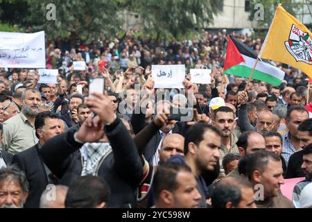 Tausende von Mitarbeitern der Palästinensischen Autonomiebehörde haben sich auf dem Al-Saraya-Platz im Zentrum von Gaza-Stadt versammelt, um die Entscheidung der Palästinensischen Autonomiebehörde, die Gehälter ihrer Mitarbeiter zu senken, anzuprangern. Der Protest hat stattgefunden, um die Wut über die Entscheidung der Palästinensischen Autonomiebehörde 8217 zum Ausdruck zu bringen und den Rücktritt der Regierung von Dr. Rami Hamdallah zu fordern Stockfoto