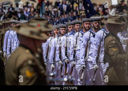 Canberra, Australien. Oktober 2024. Australische Truppen marschieren in den Vorplatz des Parlamentsgebäudes, um die Royals zu empfangen. König Charles und Königin Camilla erhielten eine zeremonielle Begrüßung durch die australischen Truppen und trafen sich mit Mitgliedern der Öffentlichkeit auf dem Vorplatz des Parlamentsgebäudes in Canberra. Ihre Majesties werden vom 18. Bis 23. Oktober 2024 in Australien sein, was den ersten Besuch von König Charles in Australien als Souverän anbelangt. (Foto: George Chan/SOPA Images/SIPA USA) Credit: SIPA USA/Alamy Live News Stockfoto