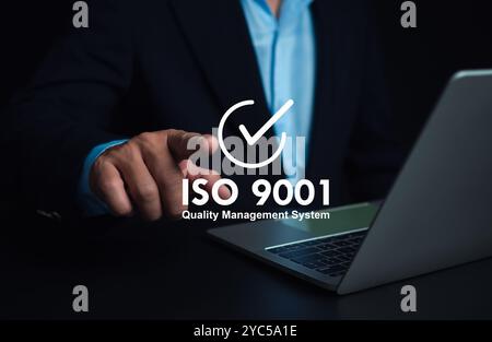 ISO 9001 Zertifizierung Normung Qualitätskontrollkonzept. Geschäftsmann Zeigen Sie mit dem Finger auf den Text ISO 9001 für das Qualitätsmanagement von Orga Stockfoto