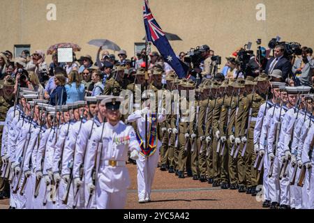 Canberra, Australien. Oktober 2024. Australische Truppen marschieren in den Vorplatz des Parlamentsgebäudes, um die Royals zu empfangen. König Charles und Königin Camilla erhielten eine zeremonielle Begrüßung durch die australischen Truppen und trafen sich mit Mitgliedern der Öffentlichkeit auf dem Vorplatz des Parlamentsgebäudes in Canberra. Ihre Majesties werden vom 18. Bis 23. Oktober 2024 in Australien sein, was den ersten Besuch von König Charles in Australien als Souverän anbelangt. (Foto: George Chan/SOPA Images/SIPA USA) Credit: SIPA USA/Alamy Live News Stockfoto