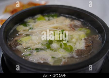 Traditionelle koreanische Suppe, die aus Rindfleisch, Ochsenknochen, Klette, Taro-Stielen und Rettich für eine lange Zeit zubereitet wird Stockfoto