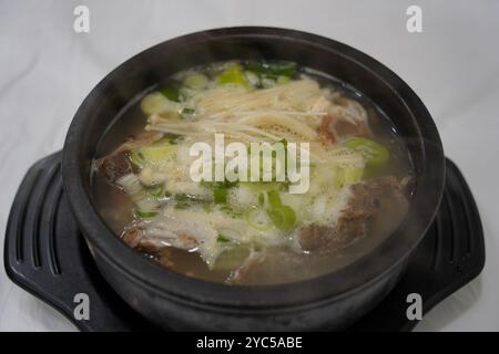 Traditionelle koreanische Suppe, die aus Rindfleisch, Ochsenknochen, Klette, Taro-Stielen und Rettich für eine lange Zeit zubereitet wird Stockfoto