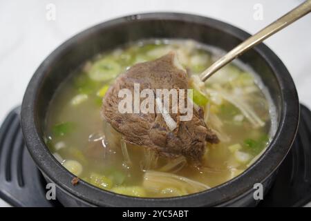 Traditionelle koreanische Suppe, die aus Rindfleisch, Ochsenknochen, Klette, Taro-Stielen und Rettich für eine lange Zeit zubereitet wird Stockfoto