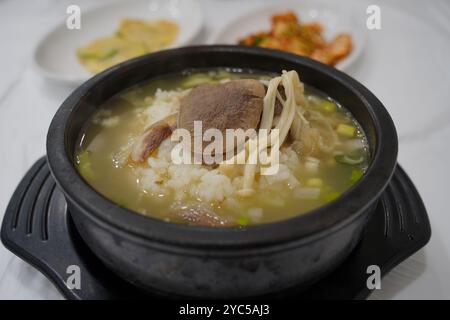 Traditionelle koreanische Suppe, die aus Rindfleisch, Ochsenknochen, Klette, Taro-Stielen und Rettich für eine lange Zeit zubereitet wird Stockfoto