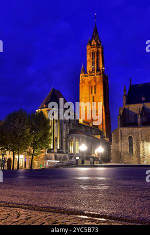 Aus dem 13. Jahrhundert stammende protestantische Sint-Janskerk und die protestantische Basilika des Heiligen Servatius von Vrijhof, einem großen öffentlichen Platz in Maastricht, Niederlande Stockfoto