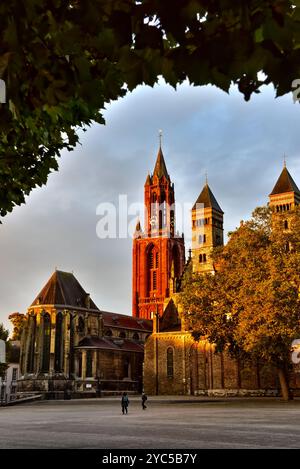 Die evangelische Sint-Janskerk aus dem 13. Jahrhundert und die katholische Basilika St. Servatius aus Vrijhof, einem großen öffentlichen Platz in Maastricht, Niederlande Stockfoto