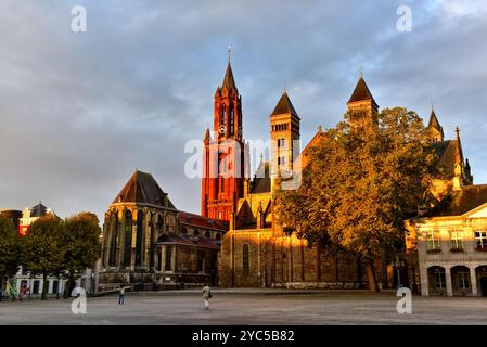 Die evangelische Sint-Janskerk aus dem 13. Jahrhundert und die katholische Basilika St. Servatius aus Vrijhof, einem großen öffentlichen Platz in Maastricht, Niederlande Stockfoto