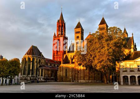 Die evangelische Sint-Janskerk aus dem 13. Jahrhundert und die katholische Basilika St. Servatius aus Vrijhof, einem großen öffentlichen Platz in Maastricht, Niederlande Stockfoto