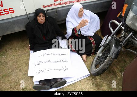 Tausende von Mitarbeitern der Palästinensischen Autonomiebehörde haben sich auf dem Al-Saraya-Platz im Zentrum von Gaza-Stadt versammelt, um die Entscheidung der Palästinensischen Autonomiebehörde, die Gehälter ihrer Mitarbeiter zu senken, anzuprangern. Der Protest hat stattgefunden, um die Wut über die Entscheidung der Palästinensischen Autonomiebehörde 8217 zum Ausdruck zu bringen und den Rücktritt der Regierung von Dr. Rami Hamdallah zu fordern Stockfoto