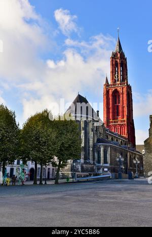 Herrlicher, leuchtend roter Turm im gotischen Stil Sint-Janskerk unter blauem Himmel, aus Sicht von Vrijhof, Maastricht, den Niederlanden Stockfoto