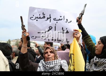 Tausende von Mitarbeitern der Palästinensischen Autonomiebehörde haben sich auf dem Al-Saraya-Platz im Zentrum von Gaza-Stadt versammelt, um die Entscheidung der Palästinensischen Autonomiebehörde, die Gehälter ihrer Mitarbeiter zu senken, anzuprangern. Der Protest hat stattgefunden, um die Wut über die Entscheidung der Palästinensischen Autonomiebehörde 8217 zum Ausdruck zu bringen und den Rücktritt der Regierung von Dr. Rami Hamdallah zu fordern Stockfoto