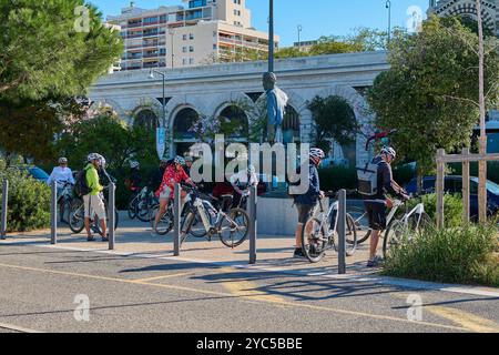 Marseille. Frankreich - 21. Oktober 2024: Dieses Bild zeigt Touristen auf Fahrrädern, die an der Skulptur Blue de Chine in Marseille Halt machen. Die Szene wird hervorgehoben Stockfoto