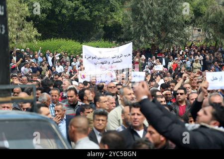 Tausende von Mitarbeitern der Palästinensischen Autonomiebehörde haben sich auf dem Al-Saraya-Platz im Zentrum von Gaza-Stadt versammelt, um die Entscheidung der Palästinensischen Autonomiebehörde, die Gehälter ihrer Mitarbeiter zu senken, anzuprangern. Der Protest hat stattgefunden, um die Wut über die Entscheidung der Palästinensischen Autonomiebehörde 8217 zum Ausdruck zu bringen und den Rücktritt der Regierung von Dr. Rami Hamdallah zu fordern Stockfoto