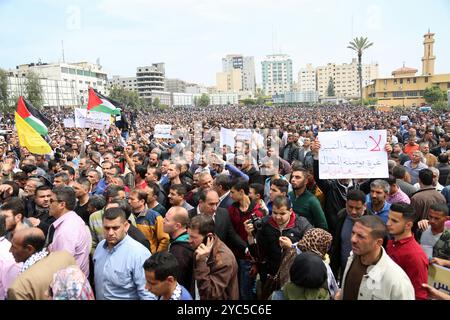 Tausende von Mitarbeitern der Palästinensischen Autonomiebehörde haben sich auf dem Al-Saraya-Platz im Zentrum von Gaza-Stadt versammelt, um die Entscheidung der Palästinensischen Autonomiebehörde, die Gehälter ihrer Mitarbeiter zu senken, anzuprangern. Der Protest hat stattgefunden, um die Wut über die Entscheidung der Palästinensischen Autonomiebehörde 8217 zum Ausdruck zu bringen und den Rücktritt der Regierung von Dr. Rami Hamdallah zu fordern Stockfoto