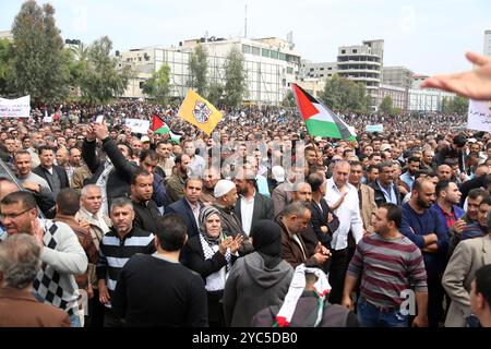 Tausende von Mitarbeitern der Palästinensischen Autonomiebehörde haben sich auf dem Al-Saraya-Platz im Zentrum von Gaza-Stadt versammelt, um die Entscheidung der Palästinensischen Autonomiebehörde, die Gehälter ihrer Mitarbeiter zu senken, anzuprangern. Der Protest hat stattgefunden, um die Wut über die Entscheidung der Palästinensischen Autonomiebehörde 8217 zum Ausdruck zu bringen und den Rücktritt der Regierung von Dr. Rami Hamdallah zu fordern Stockfoto