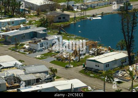 Schwer beschädigte Häuser nach Hurrikan Ian in Florida Wohnmobil-Wohngebiet. Folgen einer Naturkatastrophe. Stockfoto