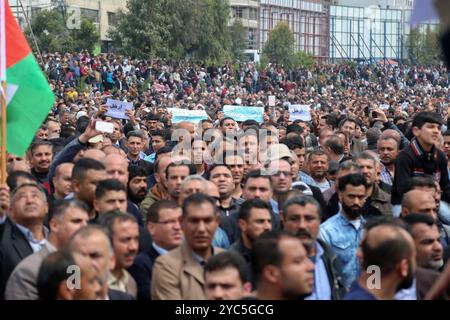 Tausende von Mitarbeitern der Palästinensischen Autonomiebehörde haben sich auf dem Al-Saraya-Platz im Zentrum von Gaza-Stadt versammelt, um die Entscheidung der Palästinensischen Autonomiebehörde, die Gehälter ihrer Mitarbeiter zu senken, anzuprangern. Der Protest hat stattgefunden, um die Wut über die Entscheidung der Palästinensischen Autonomiebehörde 8217 zum Ausdruck zu bringen und den Rücktritt der Regierung von Dr. Rami Hamdallah zu fordern Stockfoto