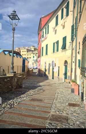 An einem sonnigen Tag morgens grenzt ein Strandresort in einer italienischen Stadt an einer gepflasterten Promenade Stockfoto