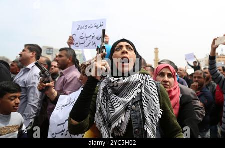 Tausende von Mitarbeitern der Palästinensischen Autonomiebehörde haben sich auf dem Al-Saraya-Platz im Zentrum von Gaza-Stadt versammelt, um die Entscheidung der Palästinensischen Autonomiebehörde, die Gehälter ihrer Mitarbeiter zu senken, anzuprangern. Der Protest hat stattgefunden, um die Wut über die Entscheidung der Palästinensischen Autonomiebehörde 8217 zum Ausdruck zu bringen und den Rücktritt der Regierung von Dr. Rami Hamdallah zu fordern Stockfoto