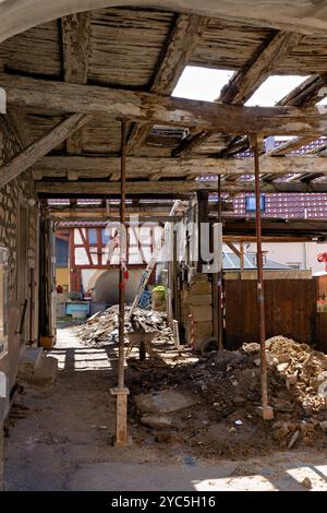 Altes, heruntergekommenes Fachwerkhaus, betreut und renovierungsbedürftig Stockfoto