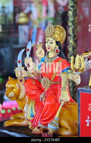 Wunderschönes Idol der Göttin Durga Devi im thailändischen Tempel Bangkok Stockfoto