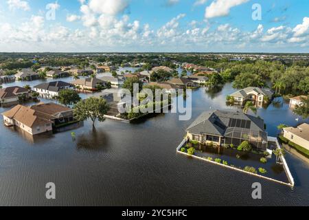 Tropische Regenfälle überschwemmten Wohnhäuser in Vorstädten in Florida. Hurrikan-Nachwirkungen. Stockfoto