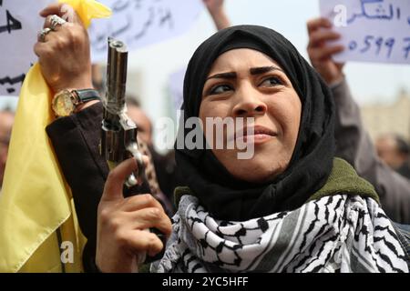 Tausende von Mitarbeitern der Palästinensischen Autonomiebehörde haben sich auf dem Al-Saraya-Platz im Zentrum von Gaza-Stadt versammelt, um die Entscheidung der Palästinensischen Autonomiebehörde, die Gehälter ihrer Mitarbeiter zu senken, anzuprangern. Der Protest hat stattgefunden, um die Wut über die Entscheidung der Palästinensischen Autonomiebehörde 8217 zum Ausdruck zu bringen und den Rücktritt der Regierung von Dr. Rami Hamdallah zu fordern Stockfoto