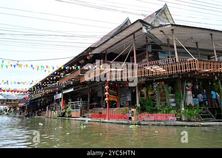 Thai Shopping Centre auf der Seite des Kanals im schwimmenden Markt Thailand Bangkok Asia Stockfoto