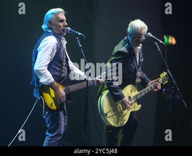 London, Großbritannien. Oktober 2024. London UK Glen Matlock unterstützt Alice Cooper bei Eventim Apollo, London. Oktober 2024. Quelle: Glamourstock/Alamy Live News Stockfoto