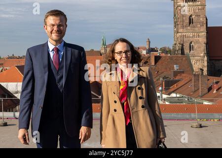 Galeria Kaufhof Gebäude, Presserundgang mit ob König, Nürnberg, 21.10.2024 Oberbürgermeister Marcus König und Dr. Andrea Heilmaier, Wirtschafts- und Wissenschaftsreferentin der Stadt Nürnberg, stehen am 21. Oktober 2024 auf dem Dach des von der Stadt kürzlich erworbenen Kaufhofgebäudes in der Königstraße. Im Hintergrund ist die Kaiserburg zu sehen. Der Presserundgang hebt die Bedeutung des Gebäudeerwerbs für die Stadtentwicklung Nürnberg Bayern Deutschland *** Galeria Kaufhof Gebäude, Presserundgang mit Oberbürgermeister König, Nürnberg, 21 10 2024 Oberbürgermeister Marcus König und Dr. Andrea Heilmaier, Eco Stockfoto