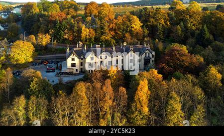 Craigellachie Moray Scotland das Craigellachie Hotel ist von Bäumen in herbstlichen Farben umgeben Stockfoto