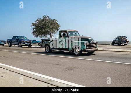 Gulfport, MS - 04. Oktober 2023: Weitwinkelansicht eines 1953 Chevrolet 3100 Stepside Pickup Trucks auf einer lokalen Autoshow. Stockfoto