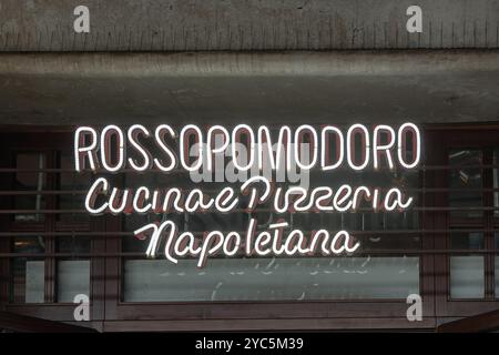 Venedig, Italien - 10. Oktober 2024: White 3d Neon Sign Italian Restaurant Pizzeria Chain Rossopomodoro Cucina Pizzeria Napoletana Pizza am Bahnhof Stockfoto