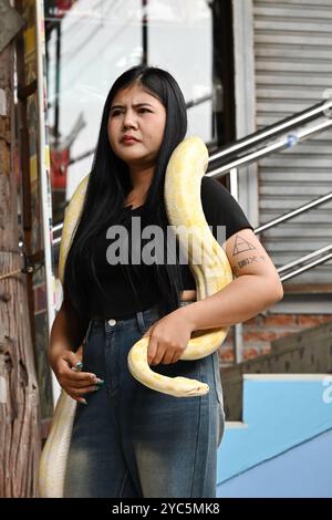 "Floating Market Thailand" Schlangenpython auf der Schulter einer Dame in Thailand Bangkok Asien Stockfoto