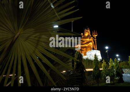 Isolierte Statue des heiligen HinduLord Shiva in Meditationshaltung mit schwarzem, dunklem Himmel in der Nacht Stockfoto