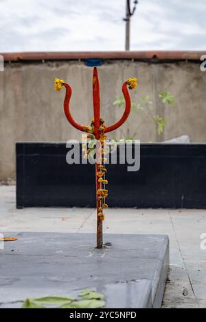 Isolierter heiliger Dreizack des Hindugottes Shiva am Tag im Tempel Stockfoto