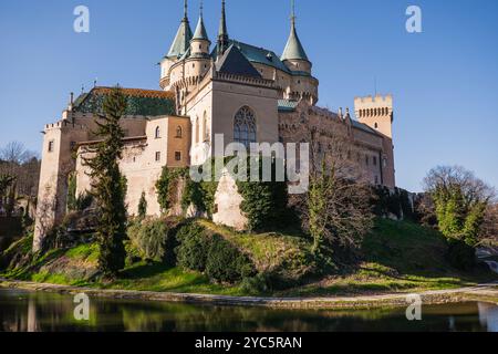 Blick aus der Vogelperspektive auf die mittelalterliche Burg Bojnice, UNESCO-Weltkulturerbe in der Slowakei. Burg mit gotischen und Renaissance-Elementen aus dem 12. Jahrhundert. Stockfoto